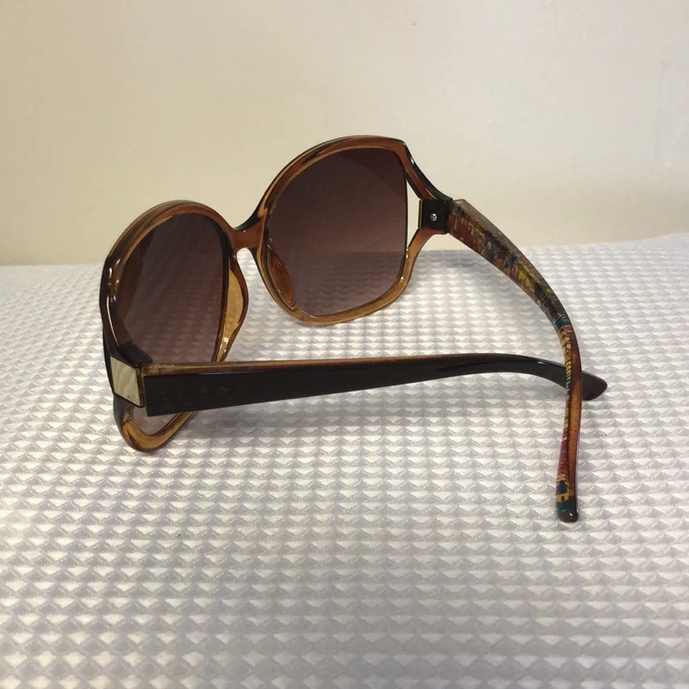 RELIC Sunglasses Brown Frames, Floral Temples, Cutout Lenses, Gold Detail - Picture 3 of 13